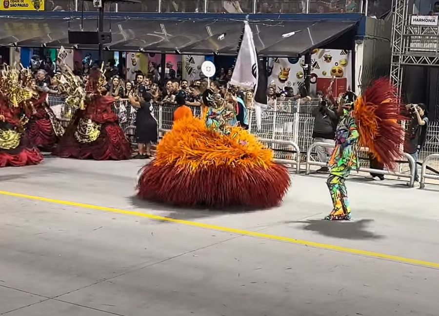 Escolas do Grupo Especial arrasam no Sambódromo do Anhembi, celebrando desde o hip hop até a cultura indígena, com participações especiais e enredos emocionantes